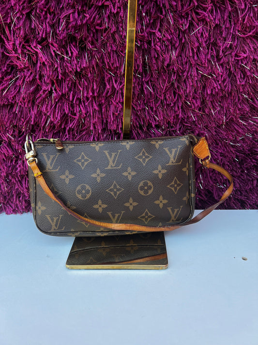 Louis Vuitton pochette Bag